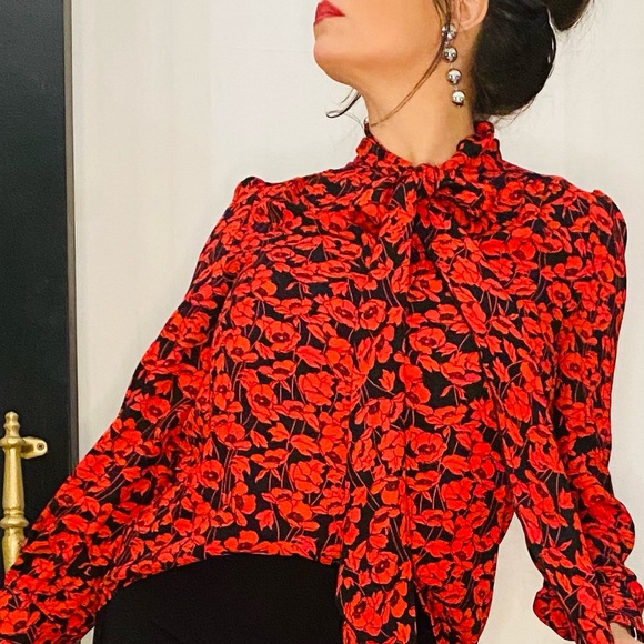 Who What Wear Tops - Boss B Red Flowered Tie Neck Top 🌹🖤